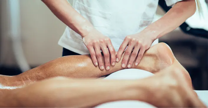 العلاج بالتدليك: دليلك الشامل لفوائده وأنواعه ومحاذيره