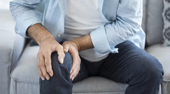 أعراض النقرس الكاذب: دليلك الشامل لتشخيصها والتعامل معها