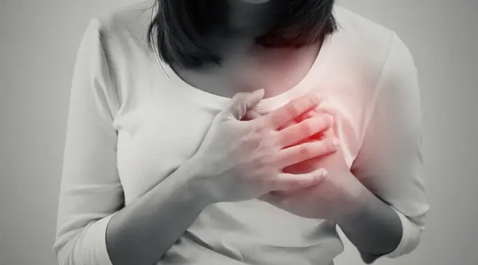 تشنج عضلات الثدي: دليلك الشامل لأسباب الألم وطرق التعامل معه