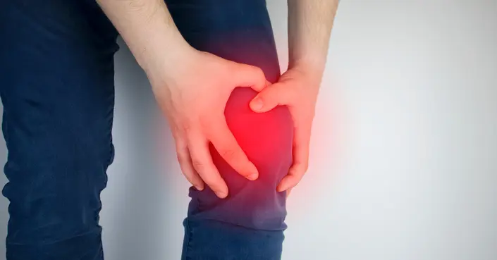 وداعاً لآلام الركبة: دليل شامل لـ طرق علاج تورم الركبة في المنزل بفعالية