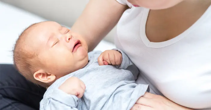 علاج مغص حديثي الولادة: دليل الأم الشامل لتخفيف آلام طفلك