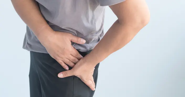 ألم الفخد المفاجئ: دليل شامل للأسباب، الأعراض، وطرق العلاج والوقاية