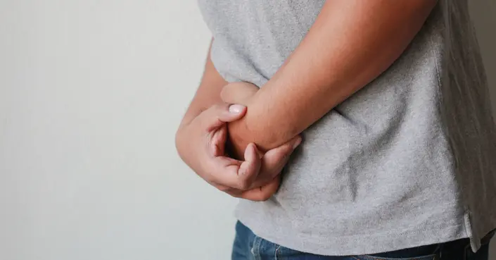 ألم السرة عند الضغط عليها: دليلك الشامل لأسباب الانزعاج وطرق العلاج الفعالة