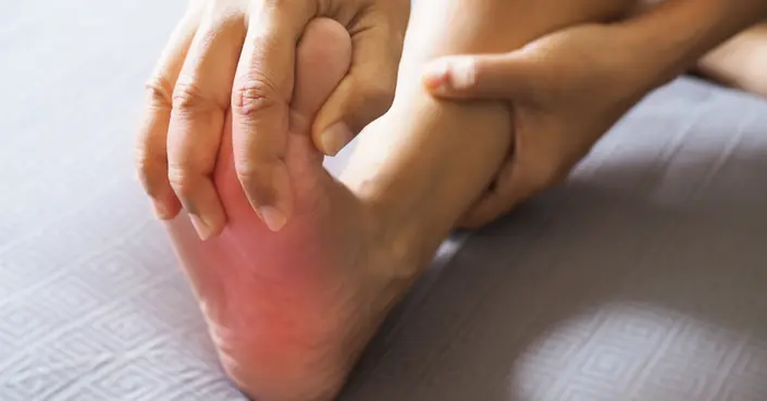 وداعًا لألم أصابع القدم: دليل شامل لفهم الدلالات والعلاجات الفعالة