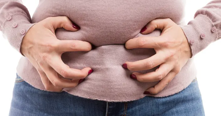 أسباب كثرة الغازات عند النساء: دليل شامل لفهم الانتفاخ وعلاجه بفعالية