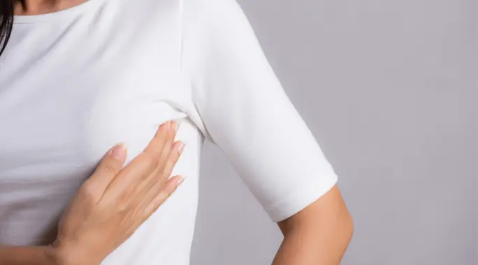 حبوب حول الحلمتين: دليل شامل للأسباب والعلاج ومتى يجب القلق