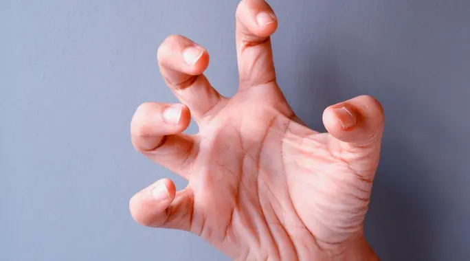 لماذا تتشنج أصابع يدك؟ دليل شامل لأسباب تشنج أصابع اليد وعلاجه
