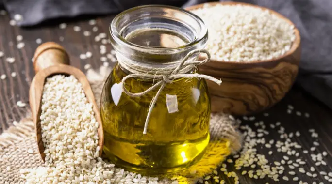 زيت السمسم والأعصاب: دليل شامل لفوائده المذهلة وكيفية استخدامه