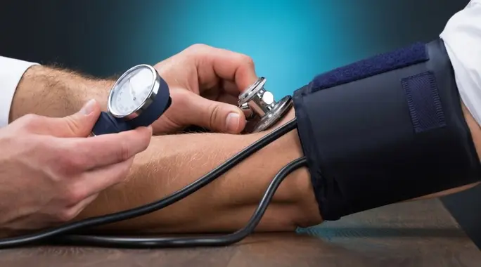 علاج الضغط المنخفض طبيعيًا: استراتيجيات فعالة لرفع ضغط الدم بأمان