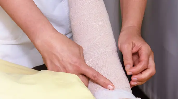 علاج تورم الذراع بعد استئصال الثدي: دليل شامل لإدارة الوذمة اللمفية