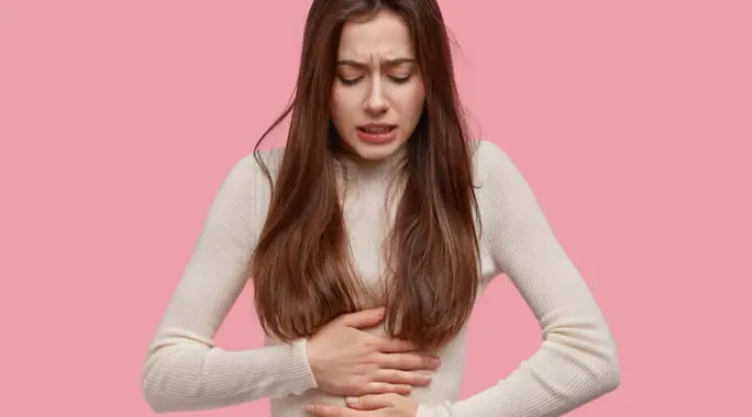 غثيان بعد الدورة: دليل شامل للأسباب، الأعراض، والعلاجات الفعّالة