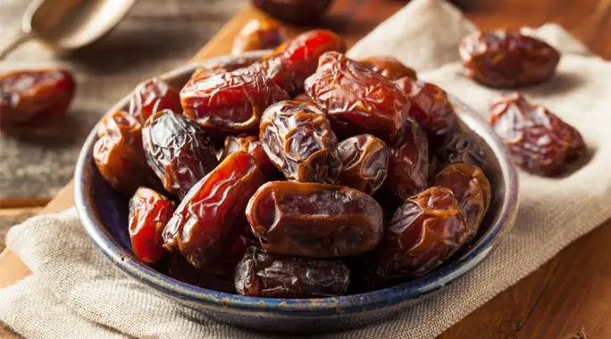 التمر قبل النوم: دليلك الشامل لفوائده المدهشة ومحاذيره الضرورية