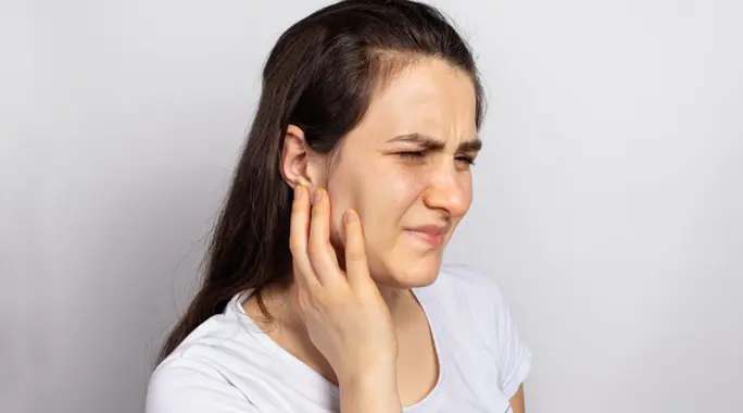اكتشفها الآن: ما هي أعراض ثقب الأذن الشائعة وكيف تتعرف عليها؟