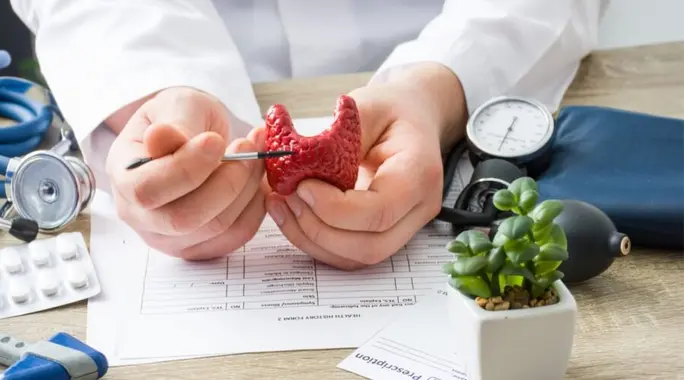 هل يمكن أن يؤدي استئصال الغدة الدرقية إلى الاكتئاب؟ العلاقة، الأسباب، والعلاج
