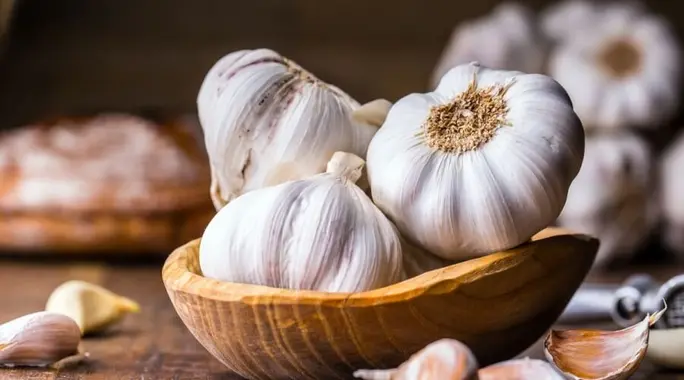 علاج لسعة النحل بالثوم: دليلك الشامل للطرق الطبيعية للتخلص من الألم والتورم