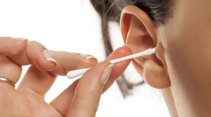 أضرار تنظيف الأذن بالقطن: لماذا يجب أن تتوقف فورًا والطرق الآمنة