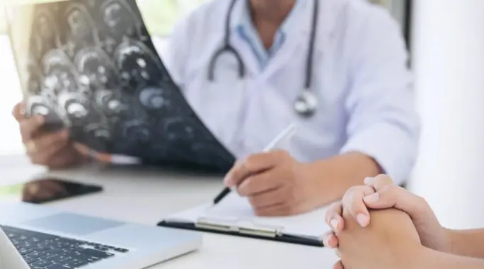الفرق بين العلاج الهرموني والكيميائي للسرطان: دليل فهم خيارات العلاج