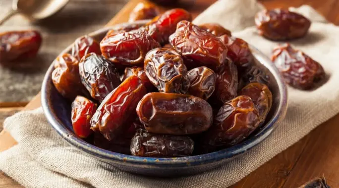 فوائد التمر للنساء: دليلك الشامل لتعزيز الصحة الإنجابية والحيوية