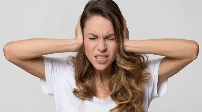 طنين الأذن عند الهدوء: دليل شامل للأسباب، الأعراض، وطرق العلاج الفعّالة