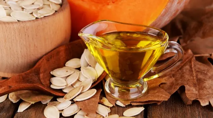 زيت القرع: فوائده المذهلة، أضراره المحتملة، ودليلك للاستخدام الآمن