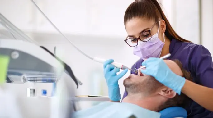دليل شامل: طرق علاج تآكل مينا الأسنان واستعادة ابتسامتك الصحية