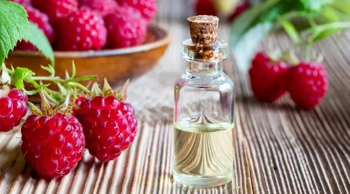 زيت التوت الأحمر: اكتشف فوائده المذهلة لصحة بشرتك، شعرك، وجسمك