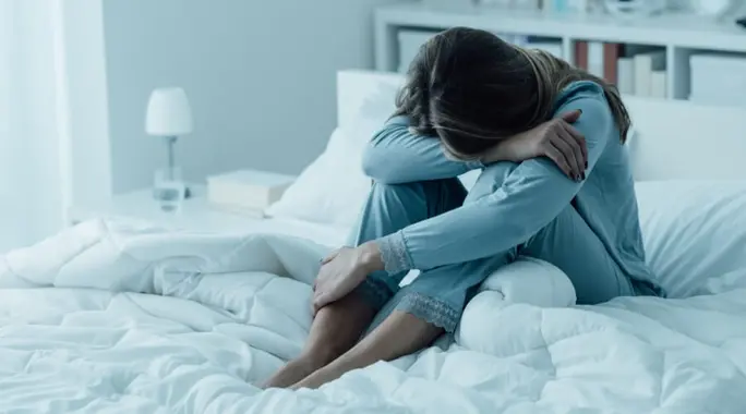 اكتئاب ما قبل الدورة الشهرية: دليلك الشامل للأسباب، الأعراض، والعلاج الفعال