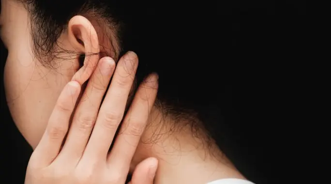ألم خلف الأذن: دليلك الشامل للأسباب، الأعراض، والحلول الفعّالة