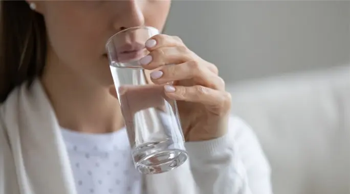 فوائد الماء الدافئ قبل النوم: دليلك الشامل لنوم هادئ وصحة أفضل!