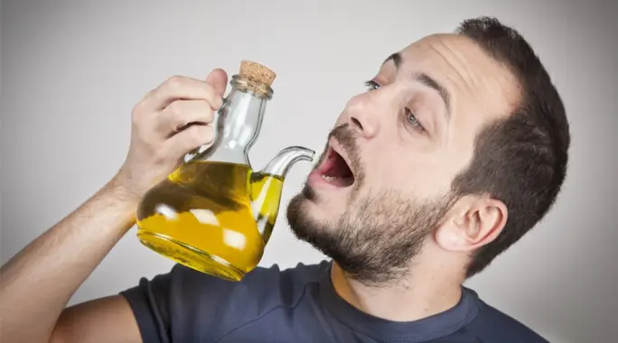 هل شرب زيت الزيتون قبل النوم مضر حقًا؟ اكتشف الحقيقة والفوائد!