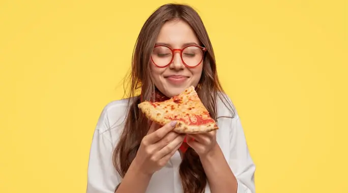 لماذا تزداد شهيتك قبل الدورة الشهرية؟ دليلك الشامل للتعامل مع جوع ما قبل الحيض