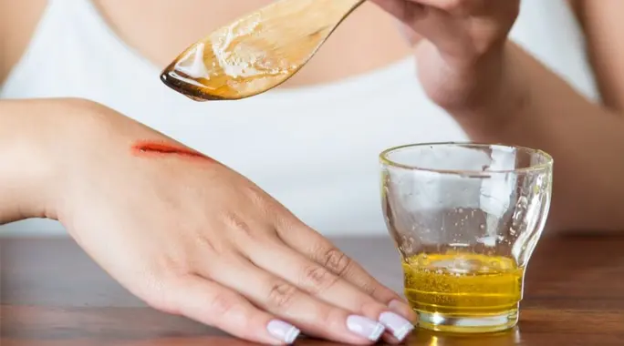 العسل للندبات: دليل شامل لفوائده، طرق استخدامه، ومحاذيره
