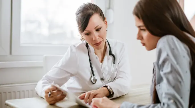 ارتفاع الأنسولين وتكيس المبايض: فهم العلاقة، الأعراض، والمخاطر وطرق الإدارة