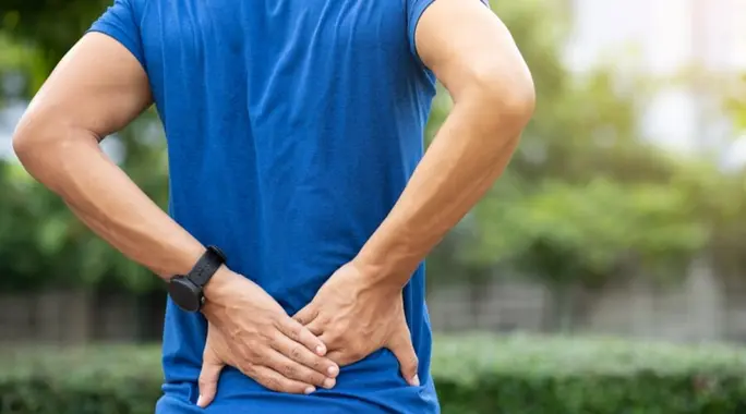 علامات حمراء: متى يكون ألم أسفل الظهر خطيرًا ويستدعي زيارة الطبيب؟