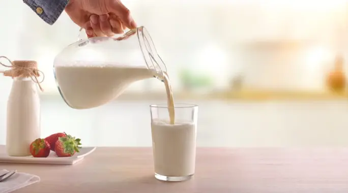 هل الحليب يعالج حرقة المعدة؟ الحقيقة الكاملة حول فوائده ومضاره