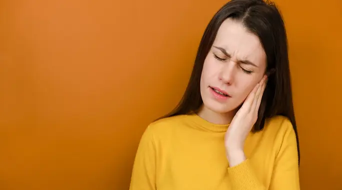 جفاف شمع الأذن: دليل شامل للأسباب، الأعراض، والعلاج الفعّال