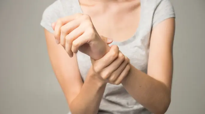 مرض باركنسون الشبابي: دليل شامل لأعراضه، أسبابه، وعلاجه المبكر