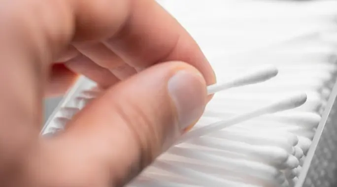 أعواد تنظيف الأذن: الحقيقة الكاملة حول مدى أمانها وأفضل البدائل الآمنة