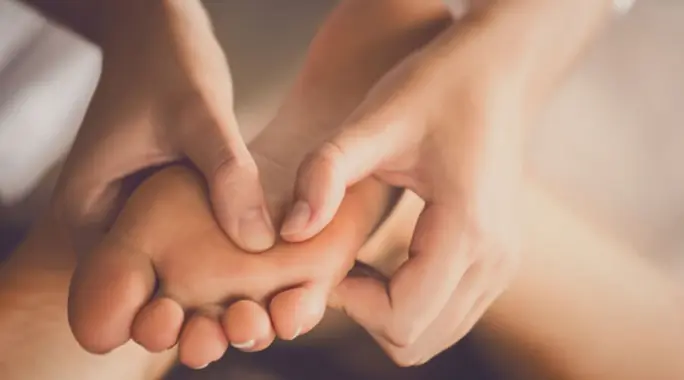 بقع سوداء في القدم: دليلك الشامل للأسباب، العلاجات، وطرق الوقاية