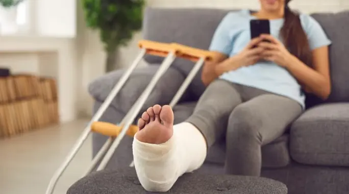 جبيرة الكاحل: متى تحتاجها؟ دليل شامل للعناية بها والتعافي السريع