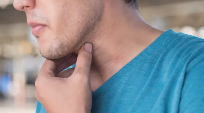 البلغم الأصفر: دليلك الشامل للأسباب، العلاج، ومتى يجب القلق