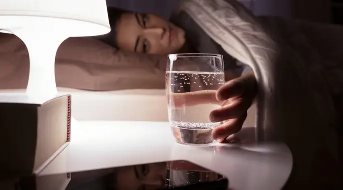 فوائد شرب الماء الساخن قبل النوم للتخسيس: دليل شامل لتحقيق وزن صحي