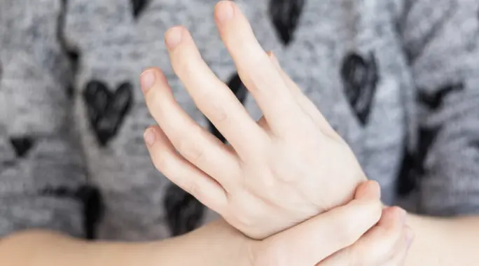 ألم مفصل اليد اليسرى: دليل شامل لأسباب الألم، التشخيص، وخيارات العلاج