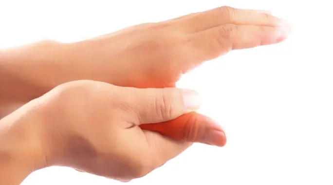 التواء الإبهام: كل ما تحتاج معرفته عن أسبابه، أعراضه وعلاجه