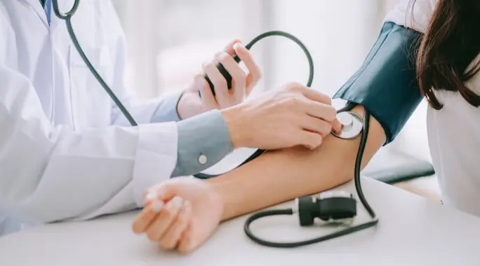 دليل شامل: كيفية قياس الضغط بدقة في المنزل ومتى يجب عليك فحصه؟