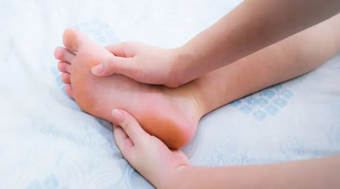 لماذا تتنمّل قدماك وأنت نائم؟ دليل شامل لأسباب تنميل القدمين أثناء النوم وكيفية التعامل معها