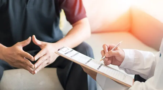 علاج الدم في البراز: دليلك الشامل للأسباب، التشخيص، وخيارات العلاج