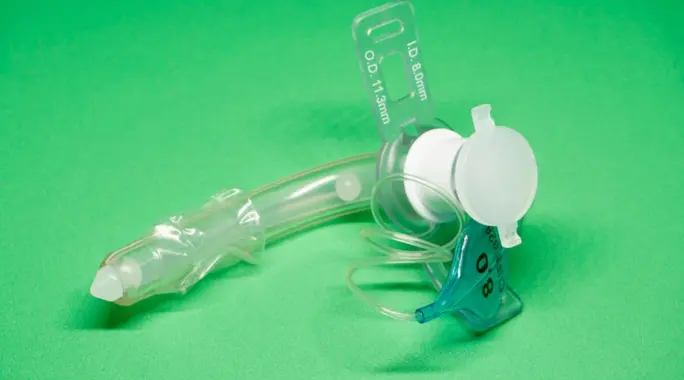 أنبوب التنفس العنقي (Tracheostomy): دليل شامل للتركيب، التعايش، والمضاعفات
