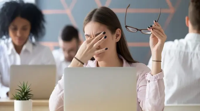 جفاف العين والصداع: كشف العلاقة، الأعراض، وطرق العلاج الفعّالة