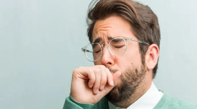 متى يكون البلغم خطيراً؟ دليلك الشامل لأخطر أنواع البلغم ودلالات ألوانه وملمسه
